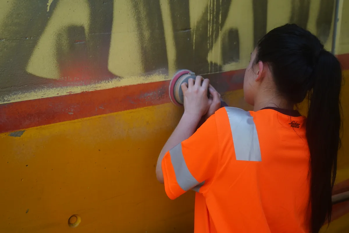 Reinigungspersonal entfernt Graffitis in den Bahnhofunterführungen in Wetzikon.